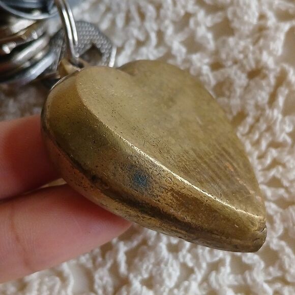 Vintage Brass Heart Shaped 2.5 inch Key‎ Chain with 13 Keys - Picture 6 of 15